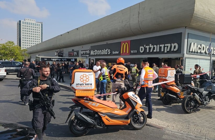 Ισραήλ: Ενας νεκρός και 10 τραυματίες στην επίθεση σε σταθμό λεωφορείων