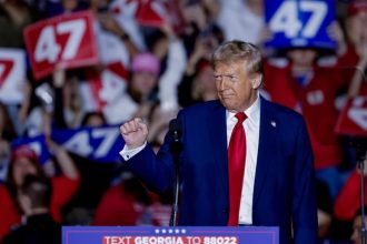 Ντόναλντ Τραμπ: «Δεν είμαι ναζιστής» – «Είναι ακόμα πιο ανισόρροπος» υποστηρίζει η Κάμαλα Χάρις