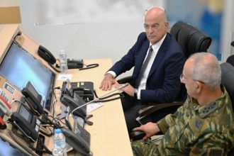 Απομακρύνθηκαν με C-130 από το Λίβανο 22 Έλληνες και 38 Κύπριοι