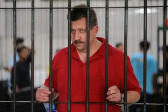 WSJ: Ο Ρώσος «έμπορος θανάτου» Βίκτορ Μπουτ σε συνδιαλλαγή με τους Χούθι για μικρά όπλα