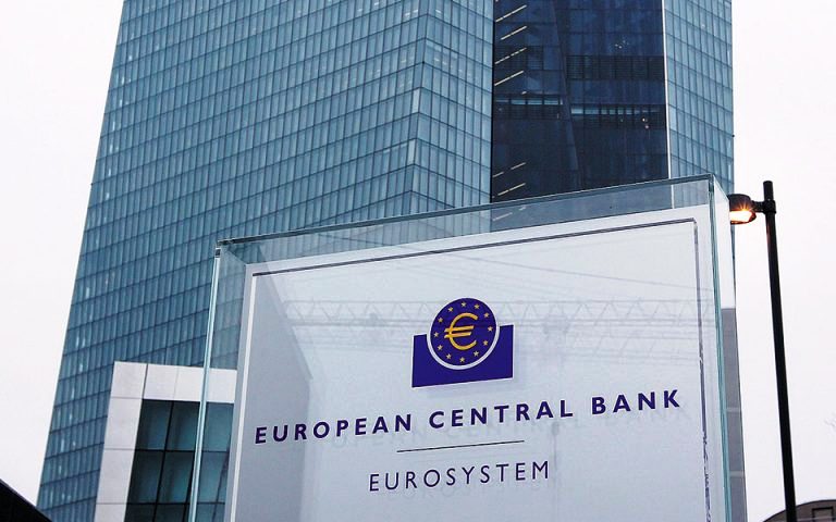 «Ανάσα» για την ελληνική οικονομία η ταχύτερη μείωση των επιτοκίων της ΕΚΤ