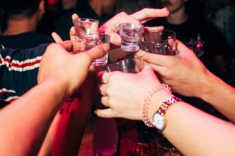 Στο νοσοκομείο μαθητές ύστερα από κατανάλωση αλκοόλ σε κλαμπ - Ένας στη ΜΕΘ