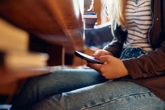 Σχολεία: Πάνω από 6.000 αποβολές σε μαθητές για κινητά