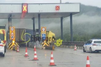 Ιωάννινα: Φορτηγό έπεσε στα διόδια της Εγνατίας