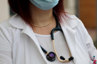 Γιατρός στη Μυτιλήνη συνταγογραφούσε μόνο ξημερώματα, χιλιάδες φάρμακα σε κόρη και σύζυγο - Της τηλεφώνησε ο Άδωνις Γεωργιάδης