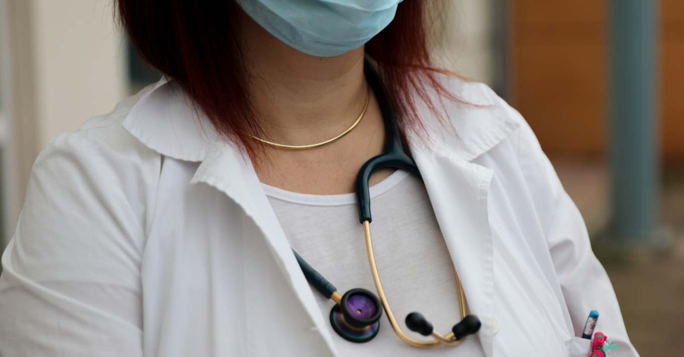 Γιατρός στη Μυτιλήνη συνταγογραφούσε μόνο ξημερώματα, χιλιάδες φάρμακα σε κόρη και σύζυγο - Της τηλεφώνησε ο Άδωνις Γεωργιάδης