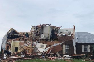 Ο «Μίλτον» υποχώρησε στον Ατλαντικό με 12 νεκρούς και ρεκόρ ανεμοστρόβιλων