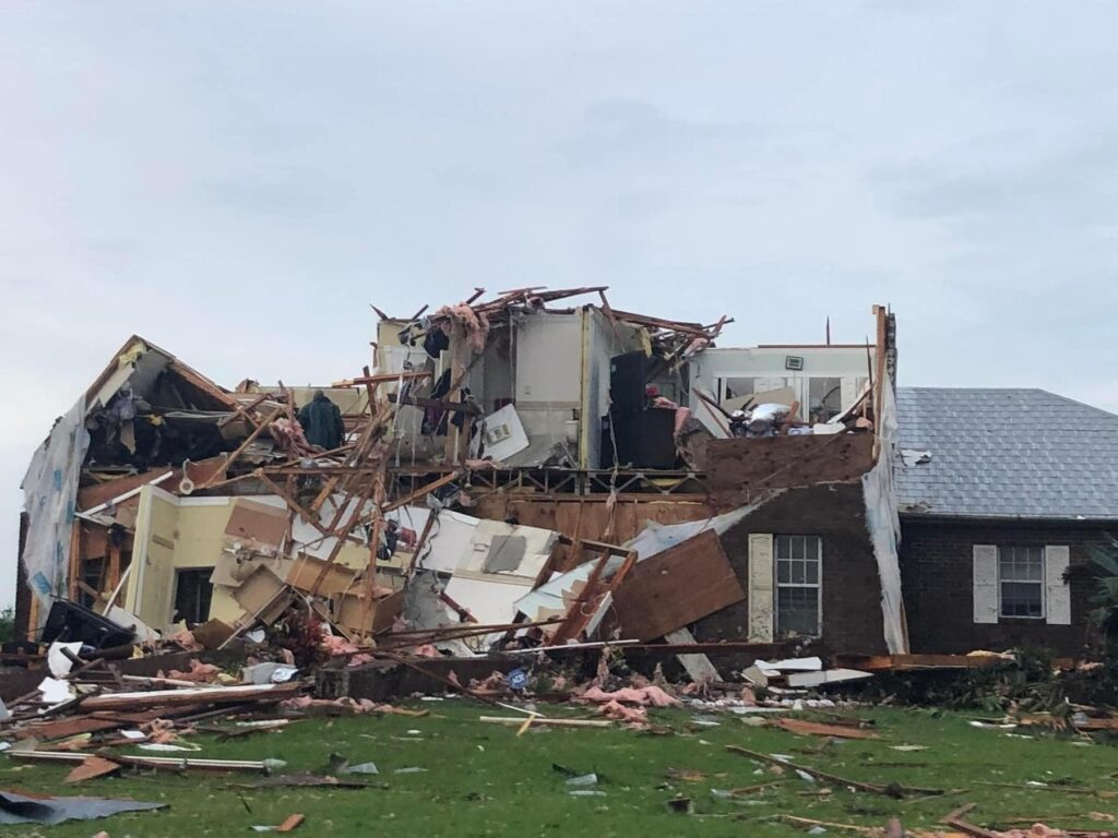 Ο «Μίλτον» υποχώρησε στον Ατλαντικό με 12 νεκρούς και ρεκόρ ανεμοστρόβιλων