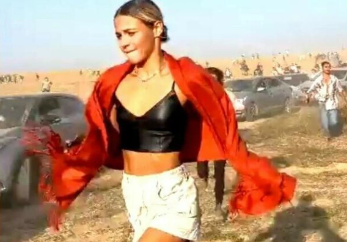 Το «κορίτσι με τα κόκκινα» - Μία συναρπαστική ιστορία από την επίθεση της Χαμάς