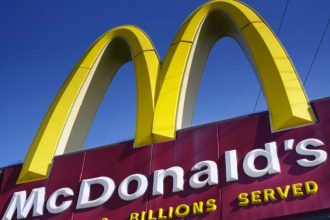 ΗΠΑ: Ένα άτομο έχασε τη ζωή του και 49 μολύνθηκαν εξαιτίας βακτηρίου σε χάμπουργκερ της McDonald’s