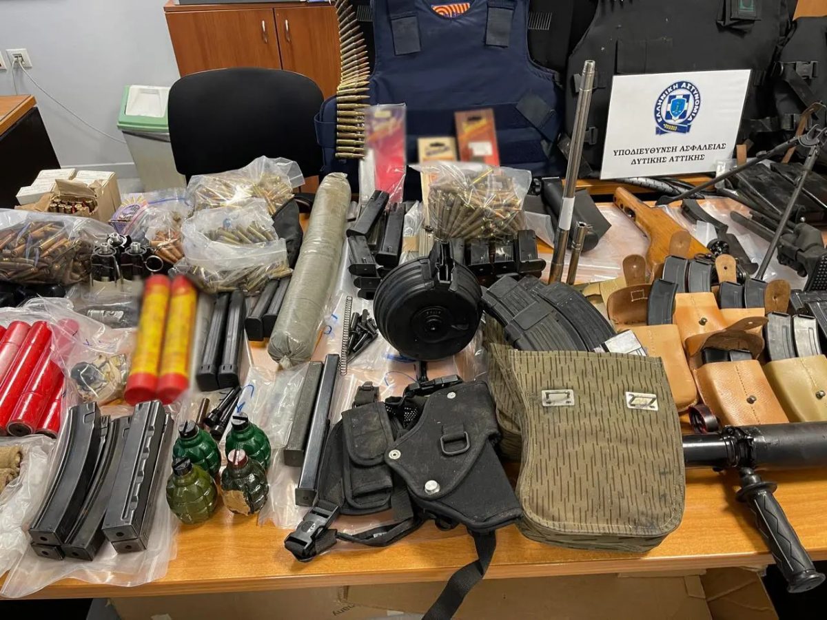 Βρέθηκε ολόκληρο οπλοστάσιο σε σπίτι με χιλιάδες σφαίρες, χειροβομβίδες και εκρηκτικούς μηχανισμούς