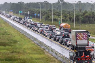 Τυφώνας Μίλτον: «Οποιος μείνει θα πνιγεί σίγουρα» - Εκατοντάδες χιλιάδες εκκενώνουν την Φλόριντα