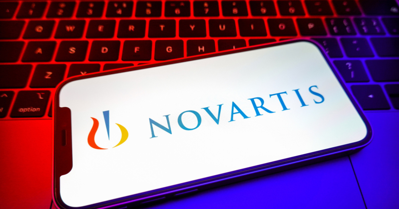 Βγαίνουν οι «κουκούλες» για τη Novartis - Αίρεται από την οικονομική Εισαγγελία η προστασία για Κελέση και Σαράφη