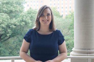 ΗΠΑ: Η Δημοκρατική Σάρα ΜακΜπράιντ αναμένεται να γίνει το πρώτο ανοιχτά διεμφυλικό μέλος του αμερικανικού Κογκρέσου