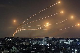 Μέση Ανατολή: Σε δύο κύματα, με 200 πυραύλους η επίθεση του Ιράν στο Ισραήλ – Πώς θα απαντήσει, η εμπλοκή των ΗΠΑ