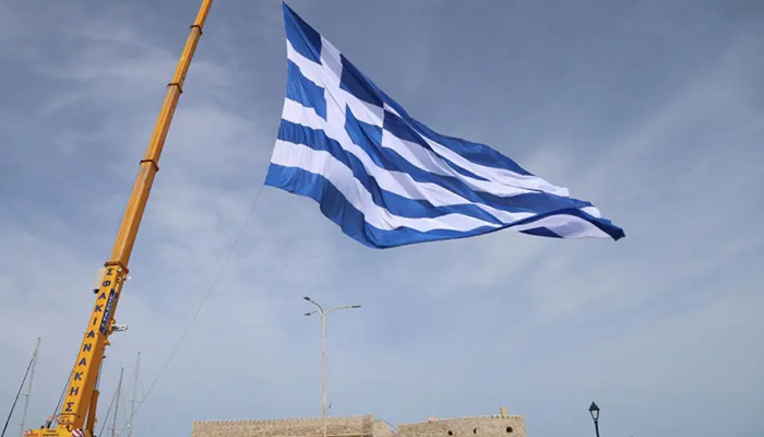 Ηράκλειο: Ύψωσαν ελληνική σημαία... 1,5 στρέμμα! BINTEO