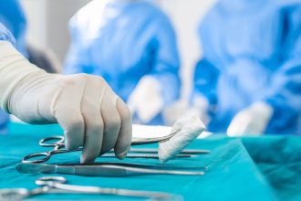 Σε δύο χειρουργεία υποβλήθηκε ο 14χρονος που έκανε παρκούρ και έπεσε από ταράτσα