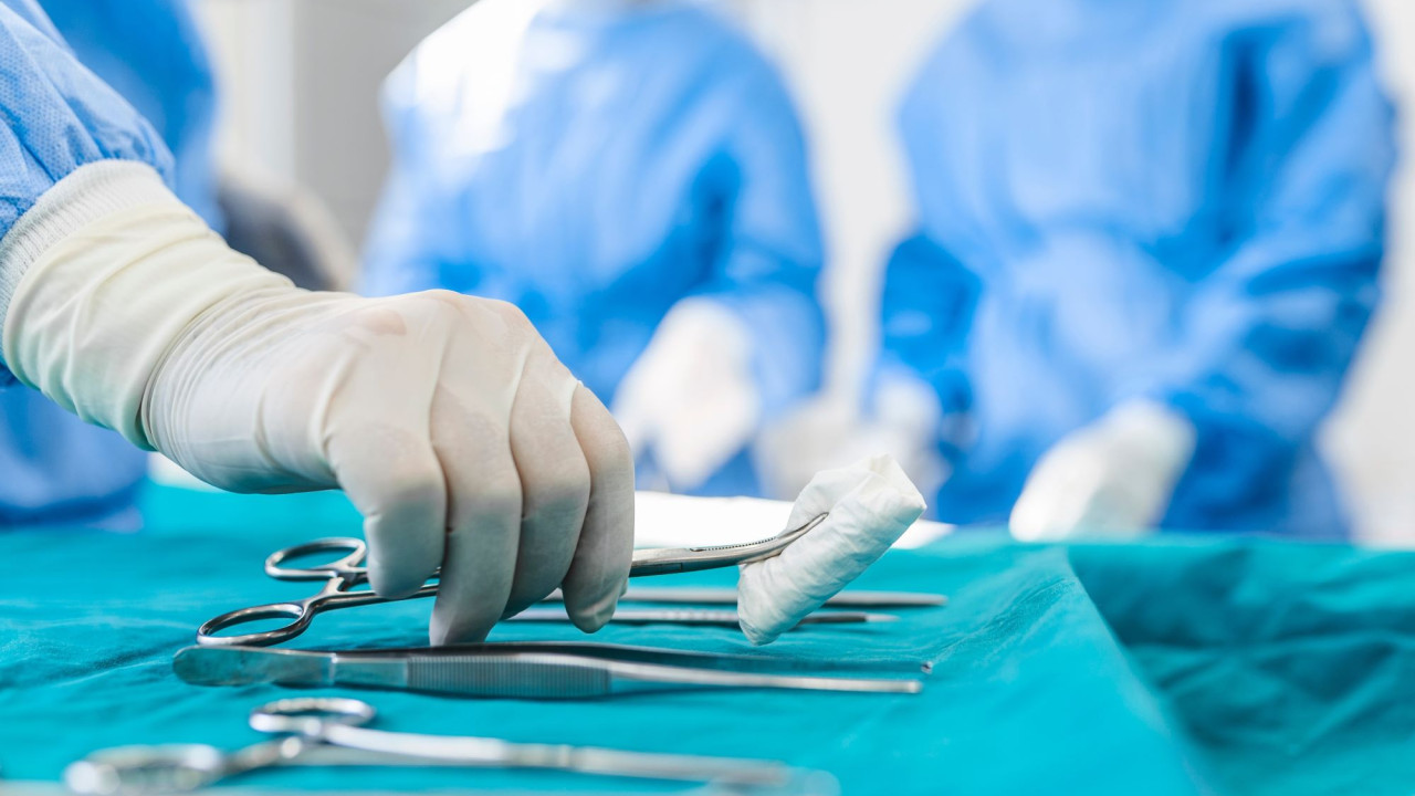 Σε δύο χειρουργεία υποβλήθηκε ο 14χρονος που έκανε παρκούρ και έπεσε από ταράτσα