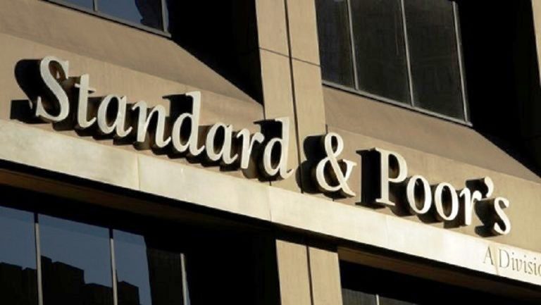 Standard & Poor’s: Επιβεβαίωσε για την Ελλάδα την επενδυτική βαθμίδα «BBB-» με θετική προοπτική
