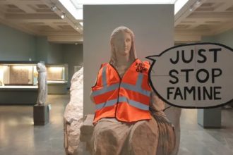 Βρετανικό Μουσείο: Διαδηλωτές έβαλαν πορτοκαλί γιλέκο σε αρχαιοελληνικό άγαλμα