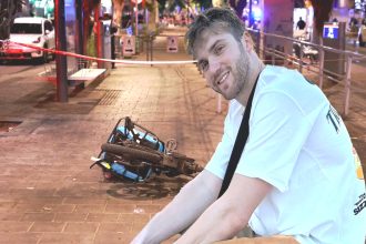 Ο 26χρονος Ιωνάς Καρούσης είναι ο Έλληνας που έπεσε νεκρός από την τρομοκρατική επίθεση στο Τελ Αβίβ