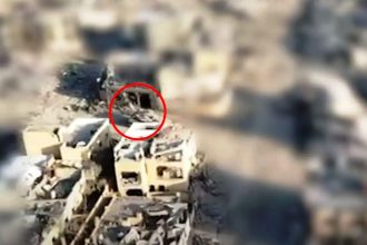 Η στιγμή που βολή από ισραηλινό τανκ έθαψε τον ηγέτη της Χαμάς στα συντρίμμια (ΒΙΝΤΕΟ)