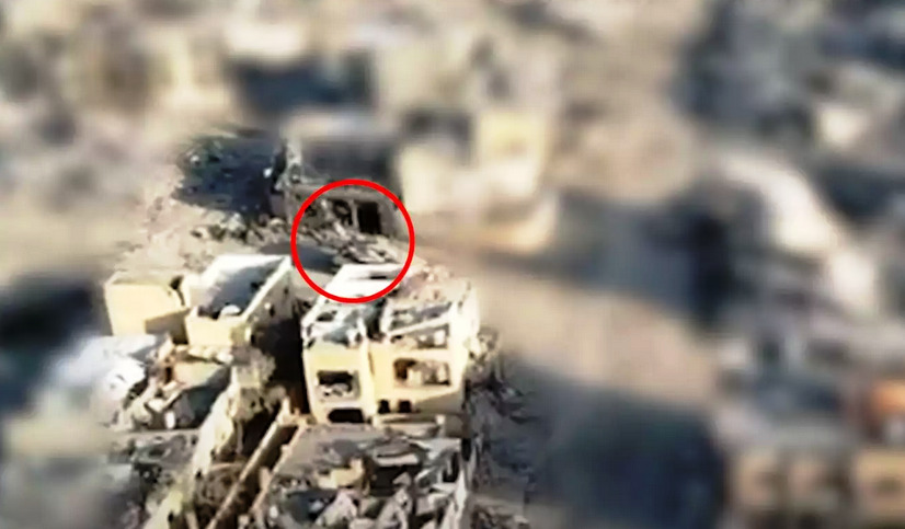 Η στιγμή που βολή από ισραηλινό τανκ έθαψε τον ηγέτη της Χαμάς στα συντρίμμια (ΒΙΝΤΕΟ)