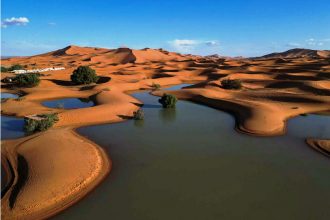 Απόκοσμο σκηνικό στην έρημο Σαχάρα: Εικόνες drone δείχνουν μεγάλες λίμνες ανάμεσα σε αμμόλοφους και φοίνικες