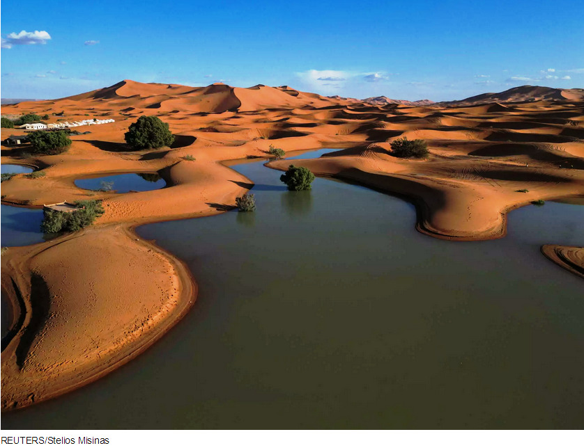 Απόκοσμο σκηνικό στην έρημο Σαχάρα: Εικόνες drone δείχνουν μεγάλες λίμνες ανάμεσα σε αμμόλοφους και φοίνικες