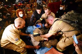 Ένταση και επεισόδια ανάμεσα σε ΜΑΤ και εποχικούς πυροσβέστες στο υπουργείο Πολιτικής Προστασίας - Δύο τραυματίες (ΒΙΝΤΕΟ)