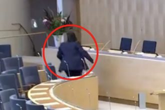 Η στιγμή που φιλοπαλαιστίνιοι διαδηλωτές «εκτοξεύουν» σακούλα με ντομάτες στην ΥΠΕΞ Σουηδίας