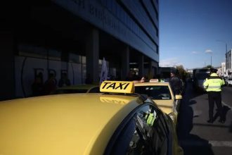 Στο ΣτΕ οι οδηγοί ταξί για το αυτοκόλλητο κατοχής POS