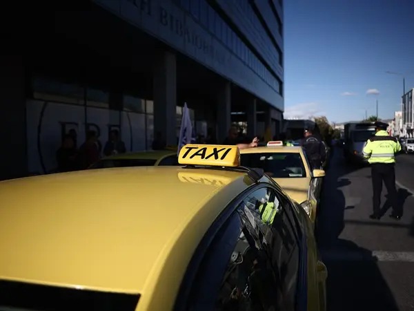 Στο ΣτΕ οι οδηγοί ταξί για το αυτοκόλλητο κατοχής POS