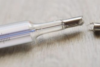 Με 23 θερμόμετρα και χούφτες Tavor η 50χρονη τον έστειλε στο θάνατο; Τι λέει η ίδια