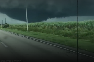 «Μίλτον»: Η στιγμή που ανεμοστρόβιλος περνά από περιοχή της Φλόριντα