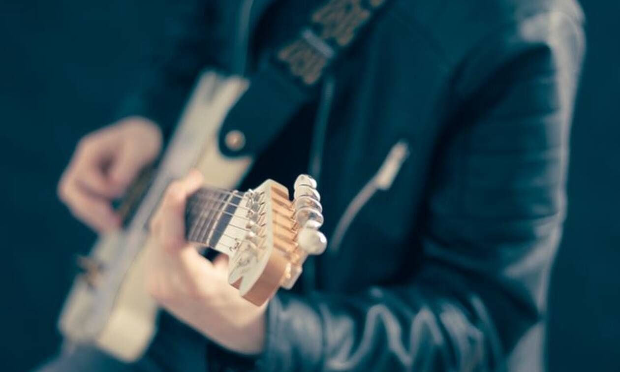 Γνωστός τραγουδιστής πήγε στα δικαστήρια θαυμάστριά του για παρενόχληση