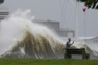 Τυφώνας Milton: Υποβαθμίστηκε σε Κατηγορία 1 αλλά παραμένει επικίνδυνος – 27 ανεμοστρόβιλοι στην Φλόριντα
