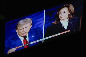 Διάσημες προσωπικότητες στο πλευρό της Χάρις και του Τραμπ στην κούρσα για τον Λευκό Οίκο