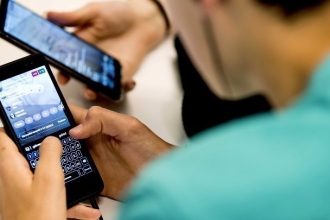 Der Standard: "Απαγόρευση κινητών στα σχολεία - Οι Έλληνες δείχνουν τον δρόμο!"