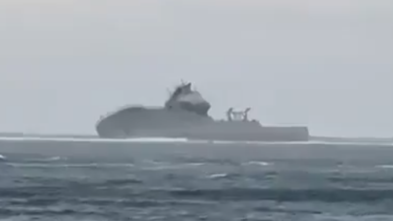 Ωκεανογραφικό της Νέας Ζηλανδίας ναυαγεί ανοικτά των νήσων Σαμόα, οι 75 επιβαίνοντες σώοι