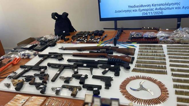 Βρέθηκε οπλοστάσιο στη Δυτική Αττική με αμμωνιοδυναμίτιδα, πυροκροτητές και αυτόματα - ΦΩΤΟ
