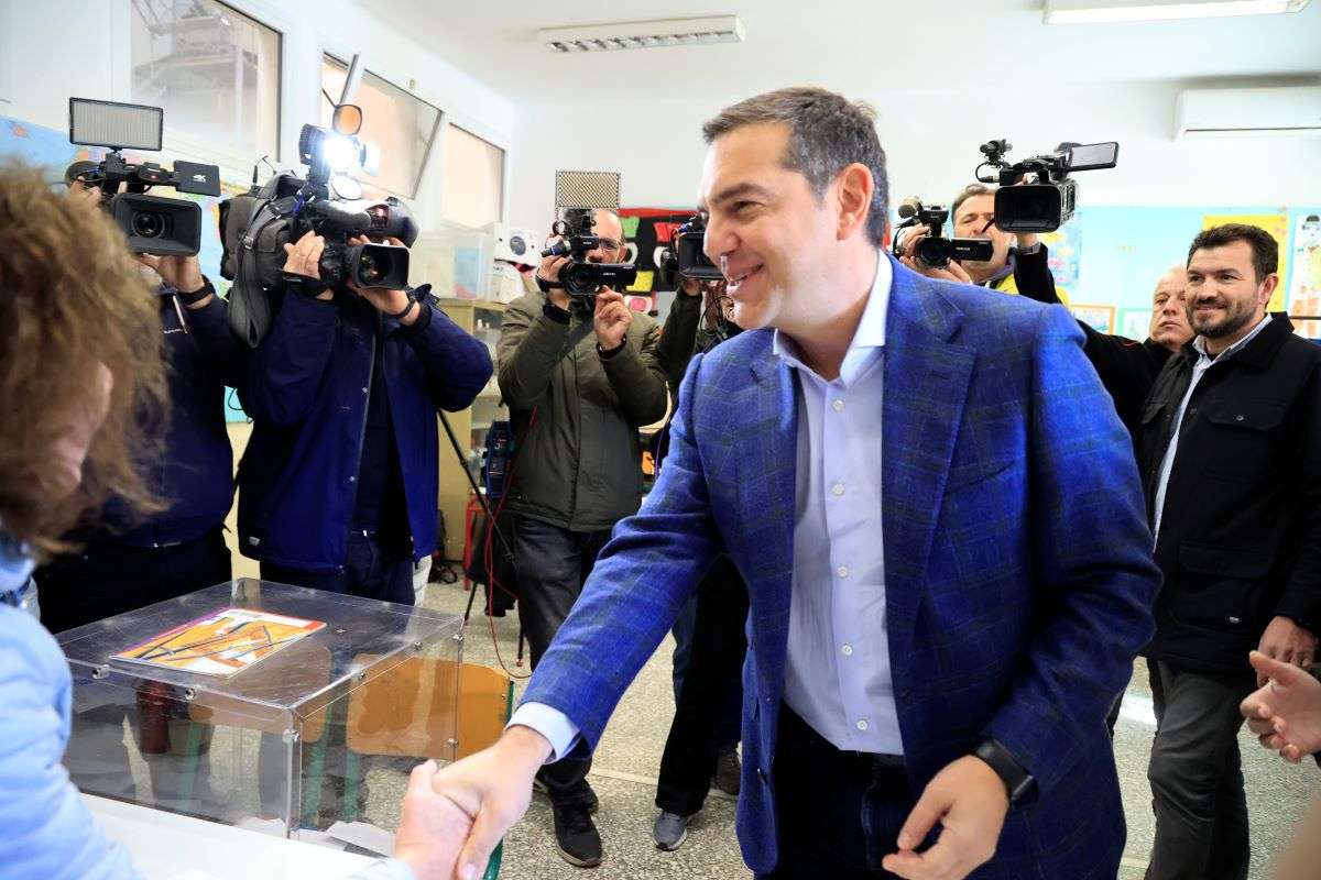 Εκλογές ΣΥΡΙΖΑ: Ψήφισε στην Κυψέλη ο Αλ. Τσίπρας - Δεν έκανε δηλώσεις, το δώρο που δέχτηκε