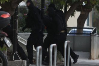 Αμπελόκηποι: Για 4 κακουργήματα κατηγορείται ο 31χρονος που οδηγήθηκε στον Εισαγγελέα για την έκρηξη