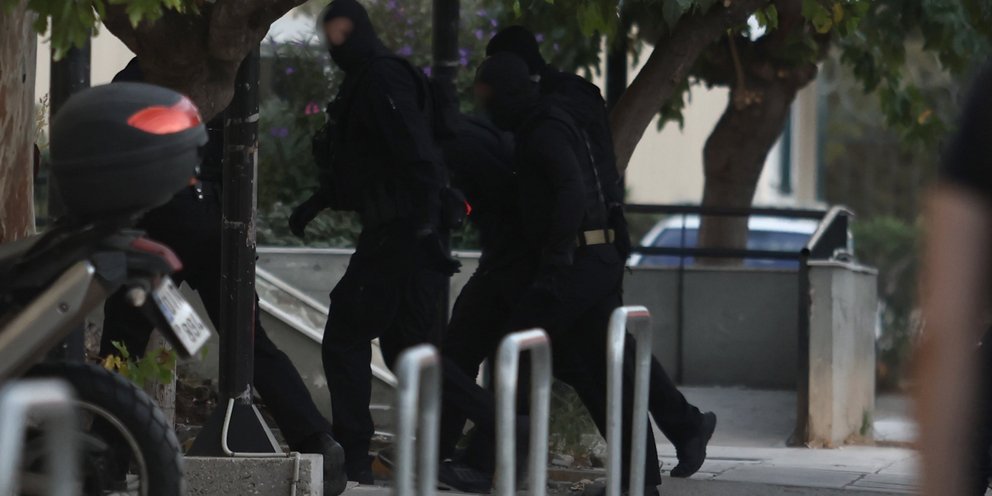 Αμπελόκηποι: Για 4 κακουργήματα κατηγορείται ο 31χρονος που οδηγήθηκε στον Εισαγγελέα για την έκρηξη