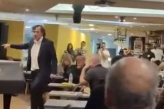 Απίστευτες σκηνές σε παρουσίαση βιβλίου: Ο Πέτρος Τατσόπουλος πέταξε εικόνα της Παναγίας στον Ανδρέα Καραγιάννη