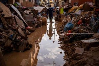 Βαλένθια: Κίνδυνος μετάδοσης λοιμώξεων και έντονη δυσοσμία εξαιτίας των πλημμυρών