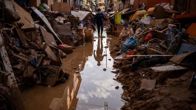 Βαλένθια: Κίνδυνος μετάδοσης λοιμώξεων και έντονη δυσοσμία εξαιτίας των πλημμυρών