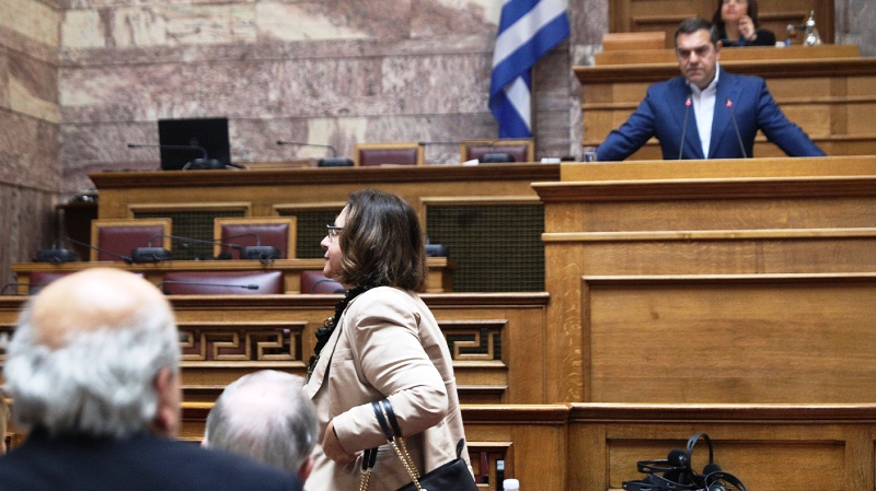 «Αντί να απολογηθεί για Novartis, κάνει υποδείξεις»: Κυβέρνηση κατά Τσίπρα για τις αιχμές στη Δικαιοσύνη - Η αποχώρηση της Αδειλίνη