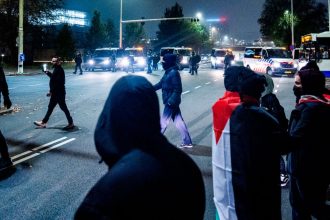 Επεισόδια στο Άμστερνταμ: Πέντε τραυματίες και 62 συλλήψεις από το ξύλο στους οπαδούς της Μακάμπι - Εξετάζεται και περιστατικό ομηρίας