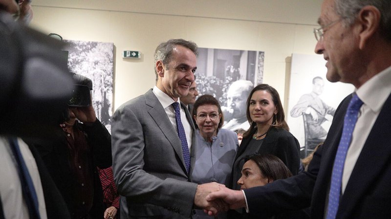 Μητσοτάκης και Σαμαράς συναντήθηκαν για δεύτερη φορά μέσα σε 24 ώρες στα εγκαίνια του μουσείου Ελύτη